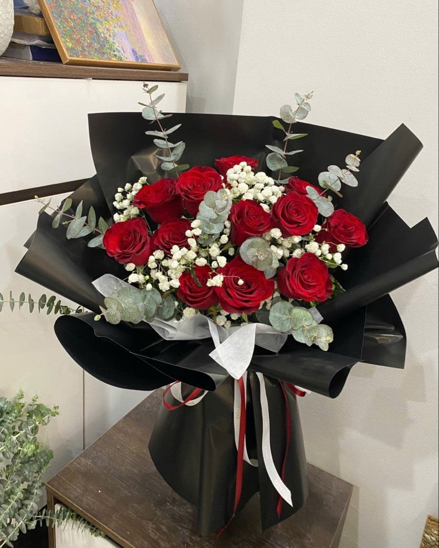 Bouquet di rose rosse con delicata gipsofila ed eucalipto verde