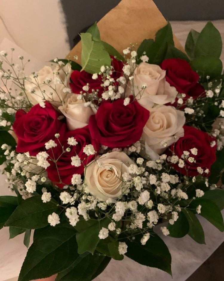 Bouquet di rose rosse e bianche con gipsofila